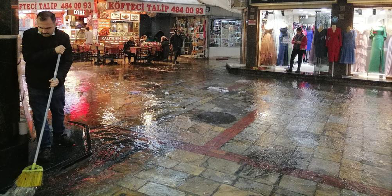 Kemeraltı Çarşısı yağmura teslim
