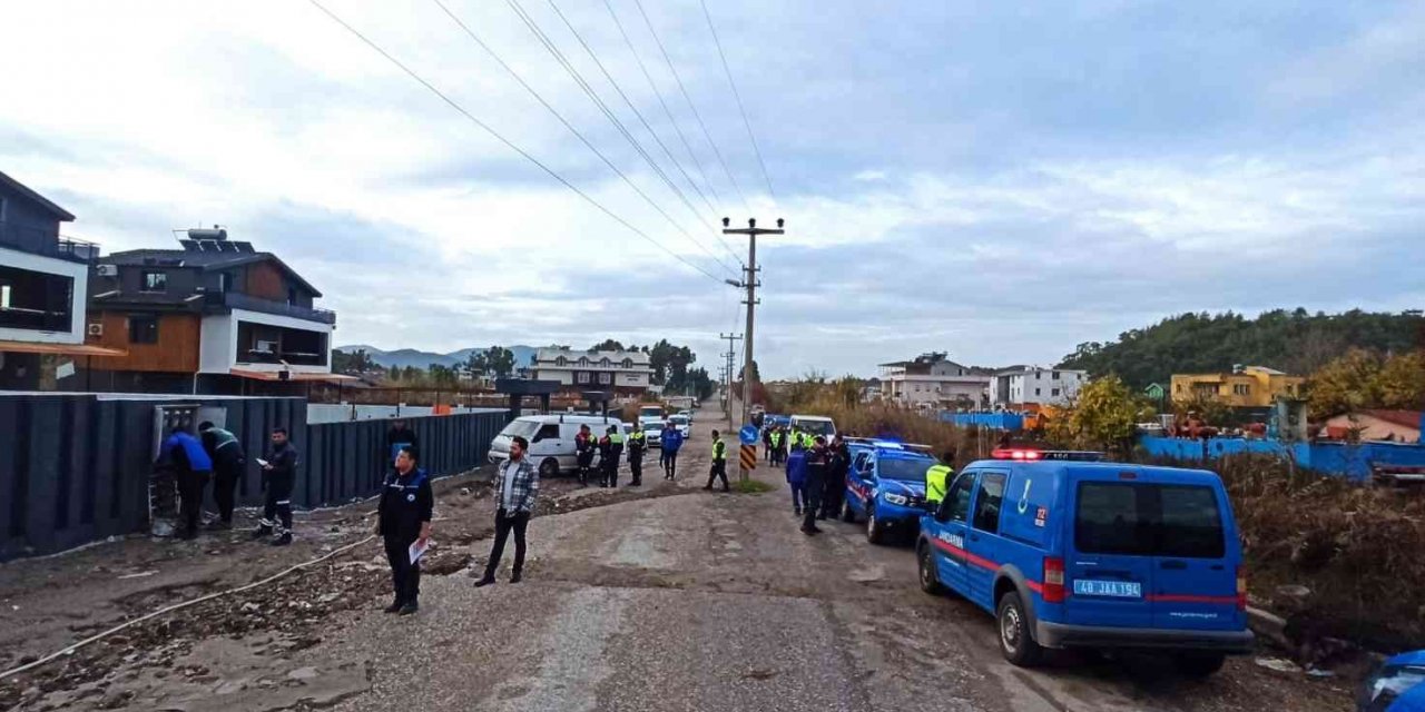 Fethiye’de kaçak yapılar yıkılıyor