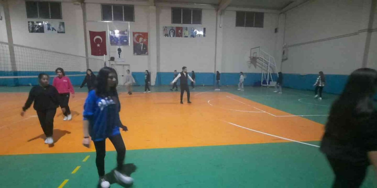 Yatılı okul öğrencilerine halk oyunları kursu açıldı