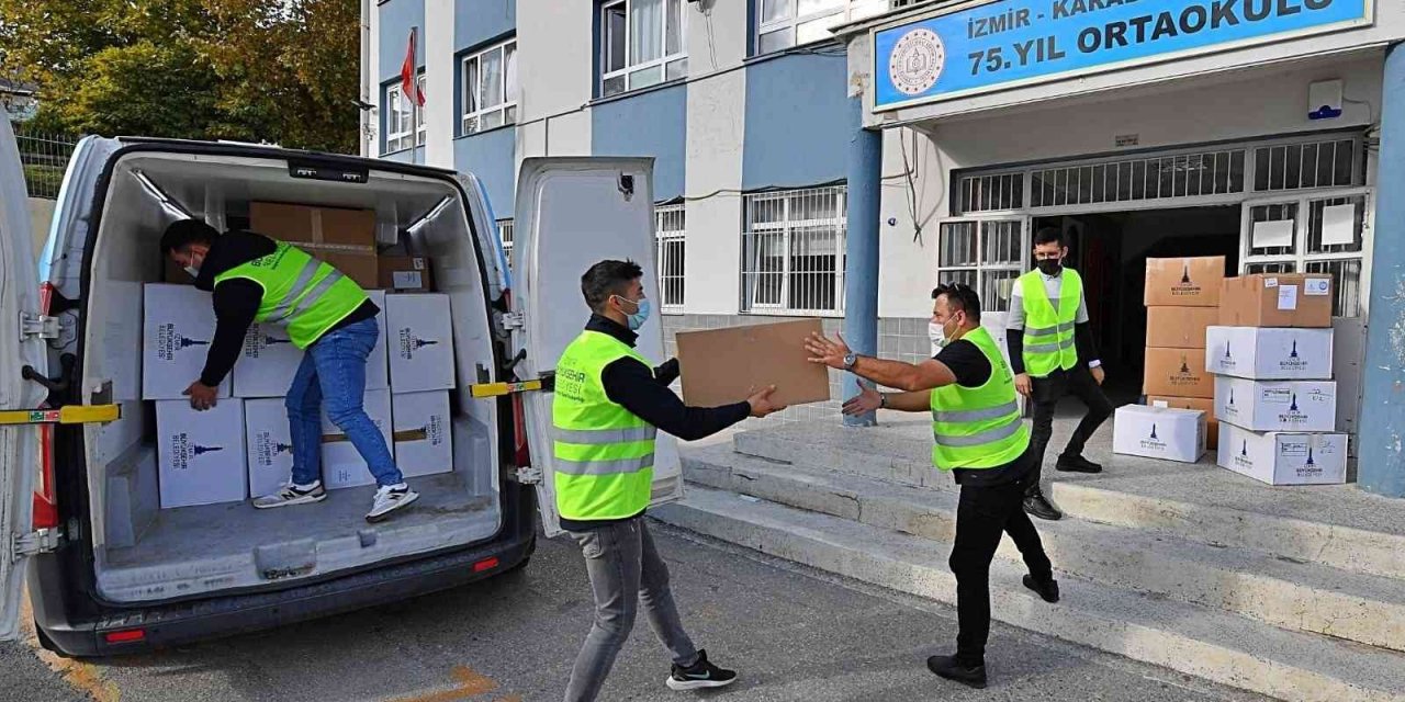 İzmir’de 600 okulda 25 bin öğrenciye bot ve mont