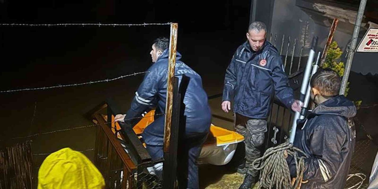 Büyükşehir ekipleri 45 konut ve 40 işyeri su baskınına müdahale etti