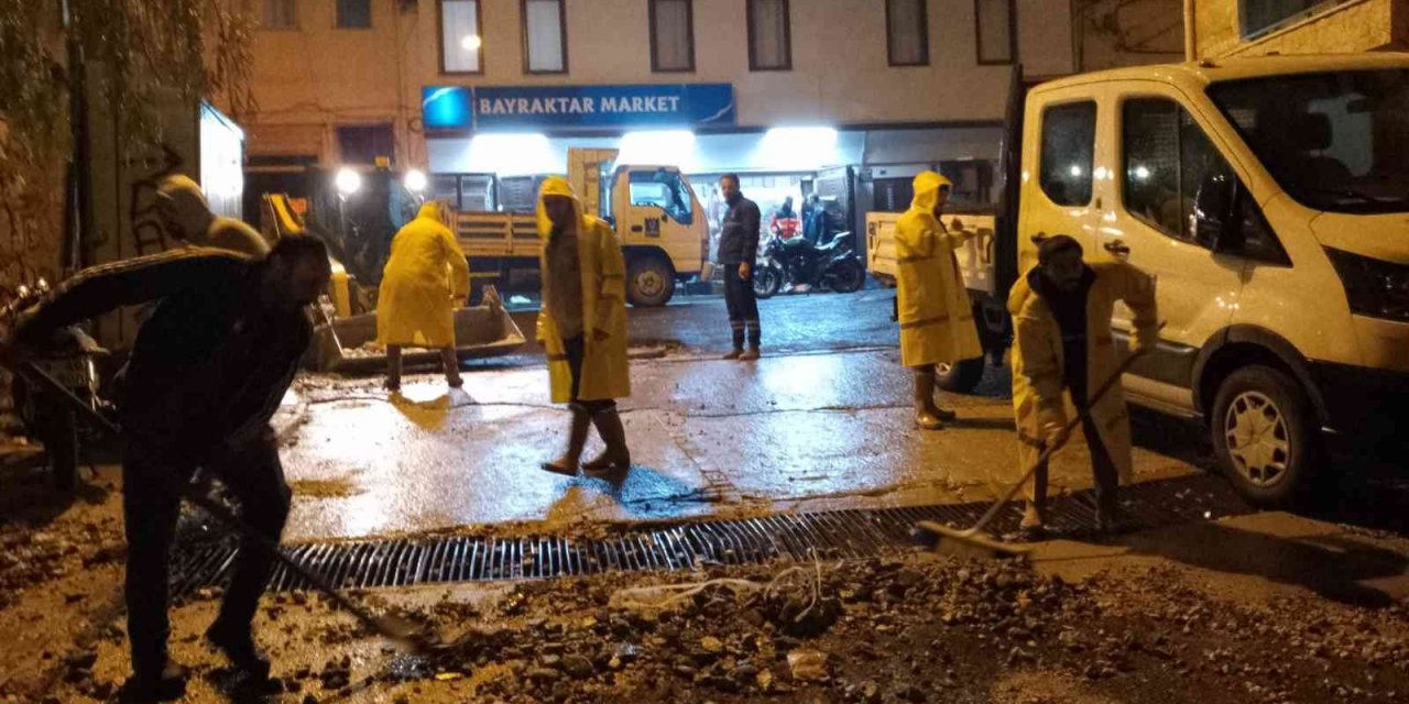 Kuşadası’nda şiddetli yağışlara karşı belediye ekipleri gece gündüz teyakkuzda