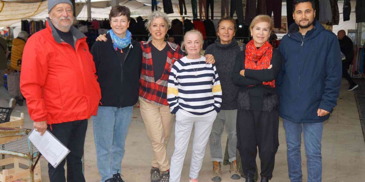 Amatör tiyatro oyuncuları pazarda hem eğitim aldı hem de satış yaptı