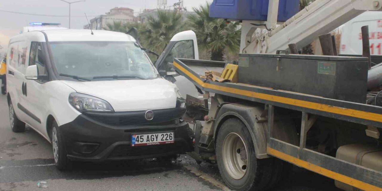 Kırmızı ışıkta duran araca arkadan çarptı: 2 yaralı