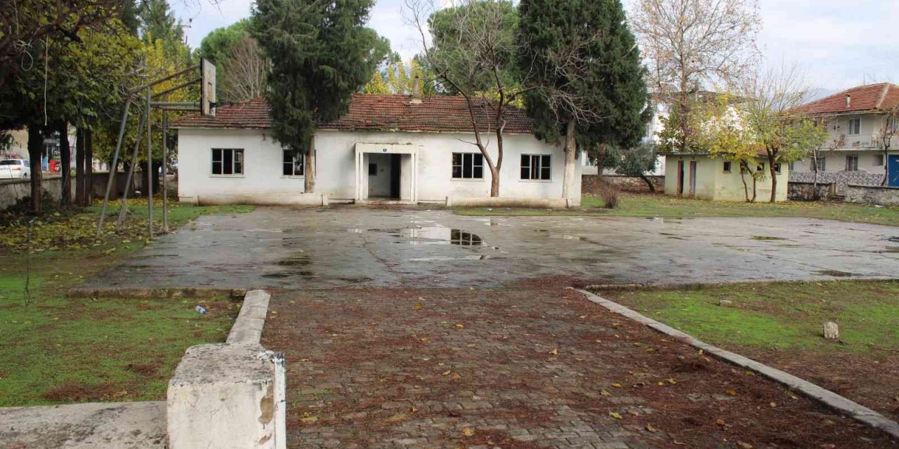 15 yıldır atıl durumda olan okullarının değerlendirilmesini istiyorlar