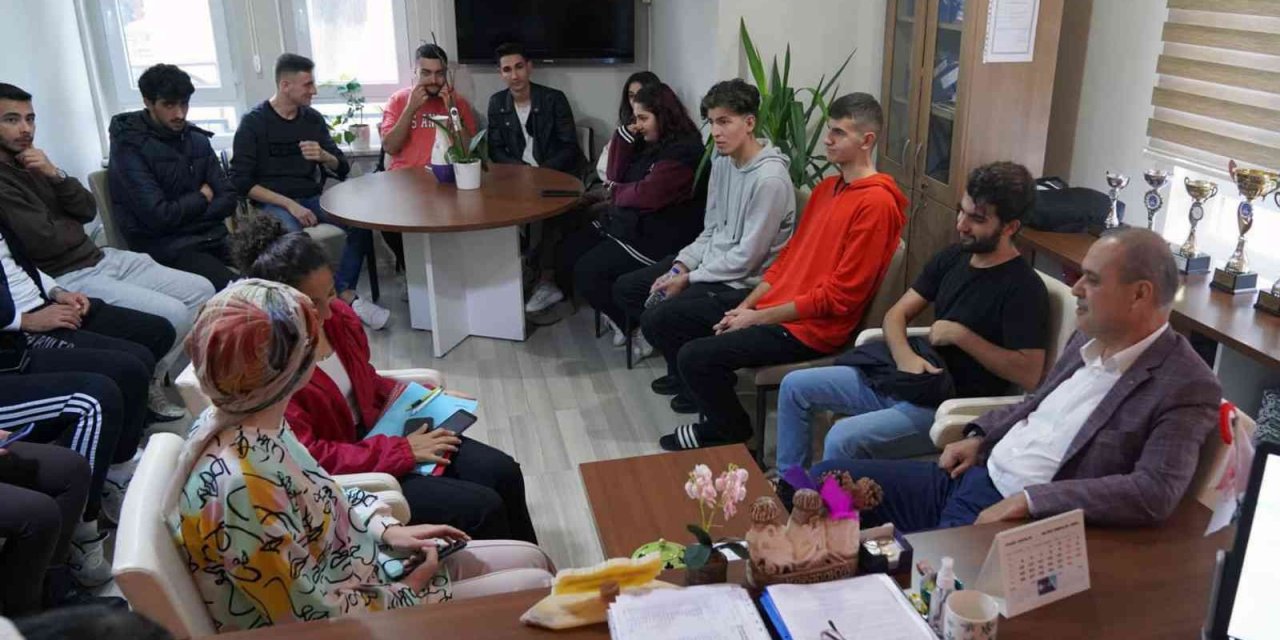 Başkan Uzundemir Üniversite gençliği ile bir araya geldi