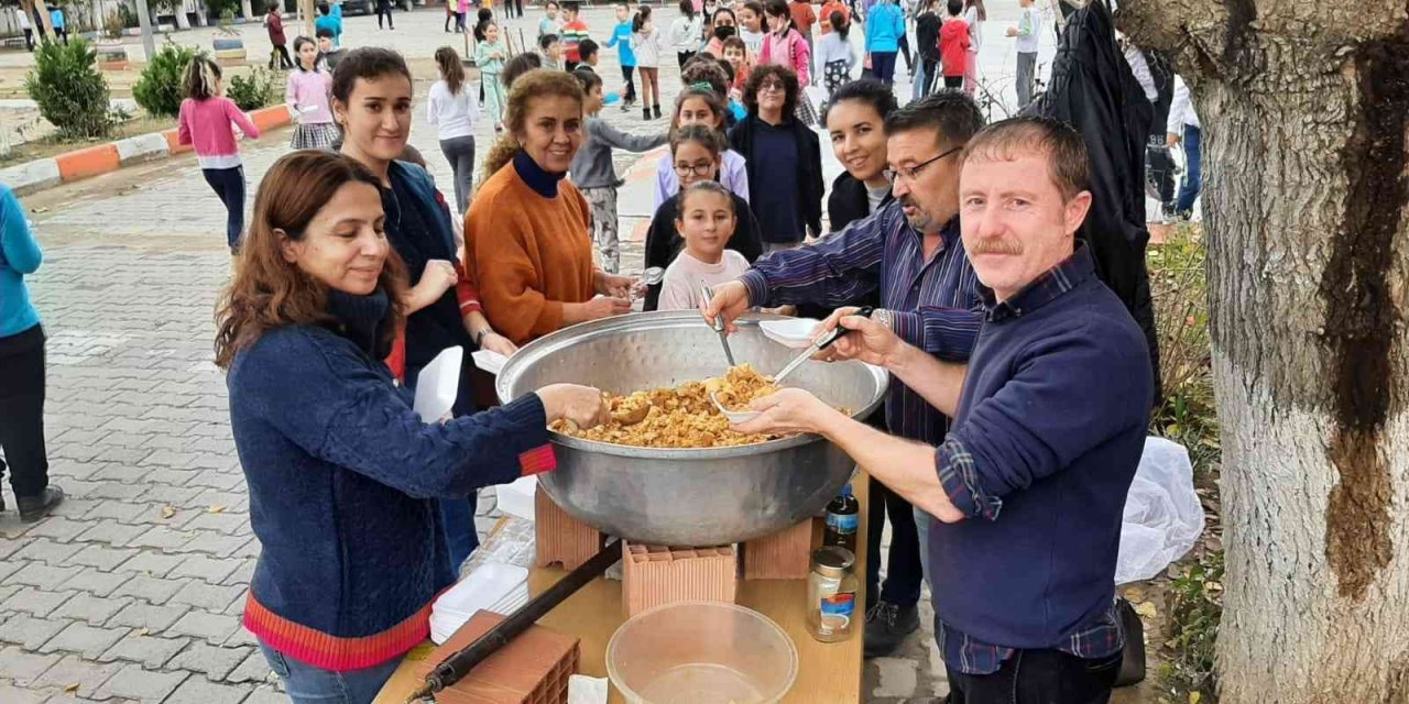 Velilerden toplanan bayat ekmekler, öğretmenlerin elinde yemeğe dönüştü