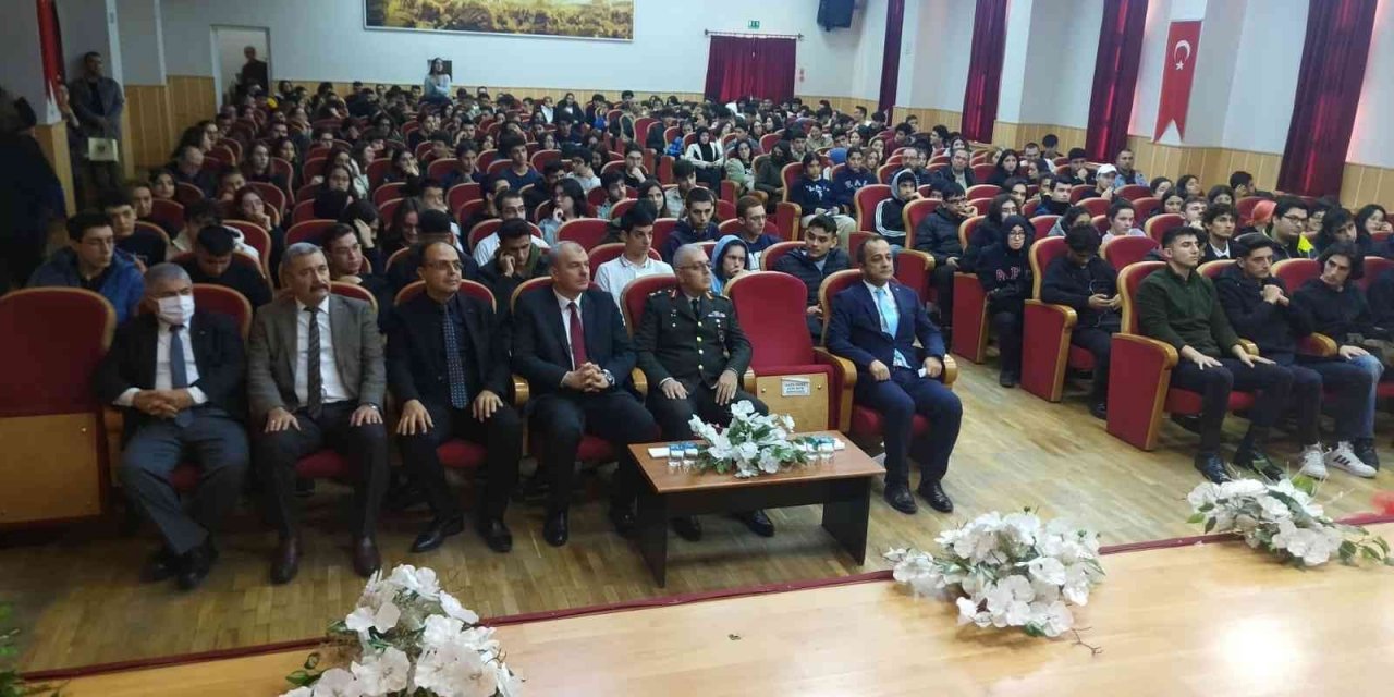 Asker olma hayalindeki öğrencilere Milli Savunma Üniversitesi tanıtıldı