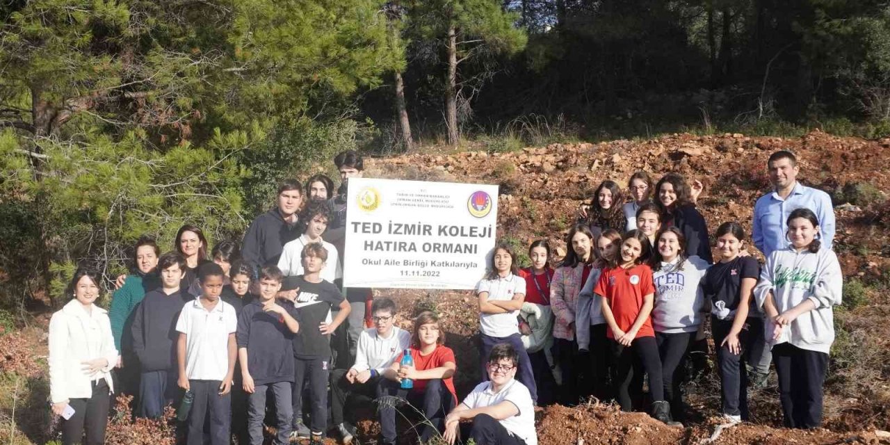 TED İzmir Koleji öğrencileri yüzlerce fidanı toprakla buluşturdu