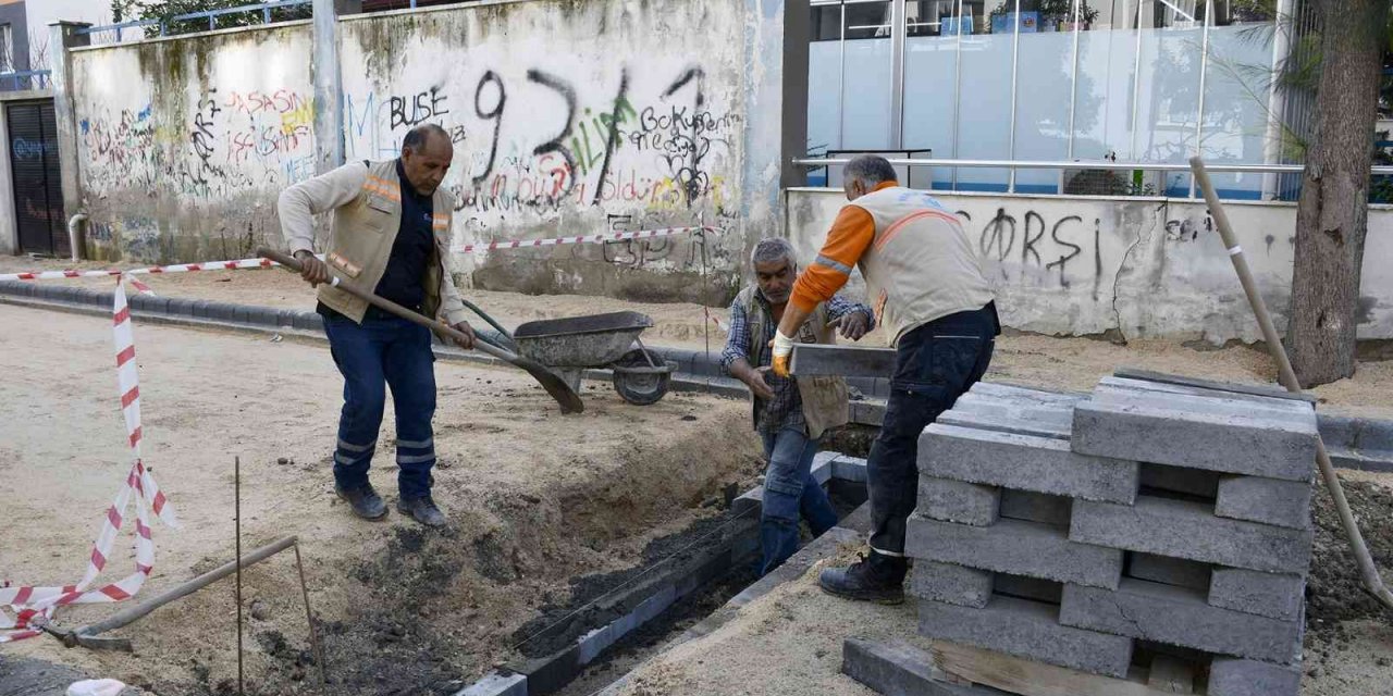 Kuşadası’nda yol çalışmaları devam ediyor