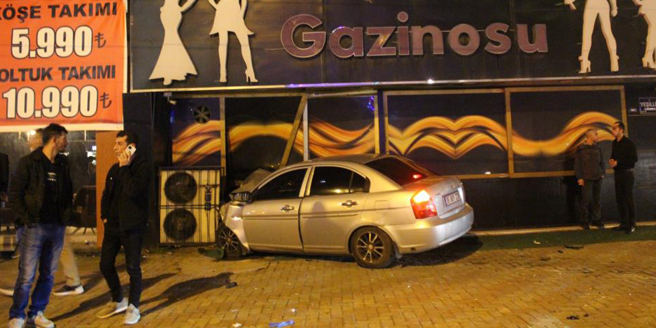 Ehliyetsiz sürücünün çarptığı araç gazinoya girdi: 5 yaralı