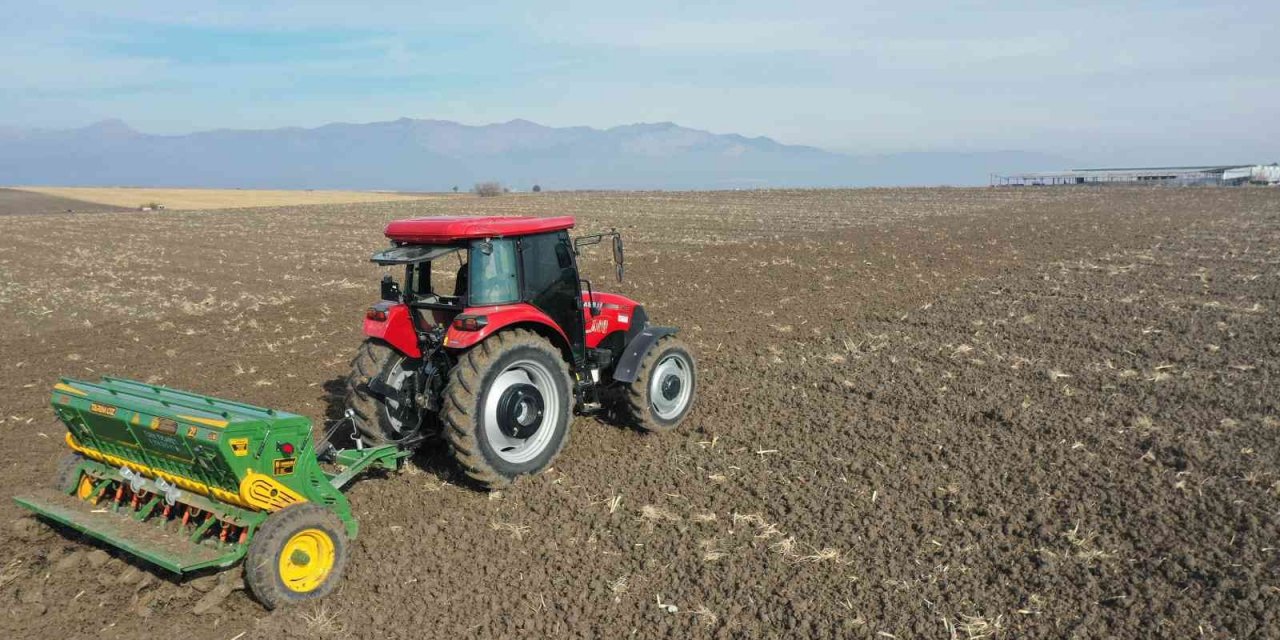 Denizli’de çiftçilere dağıtılan sertifikalı tohumlar toprakla buluştu