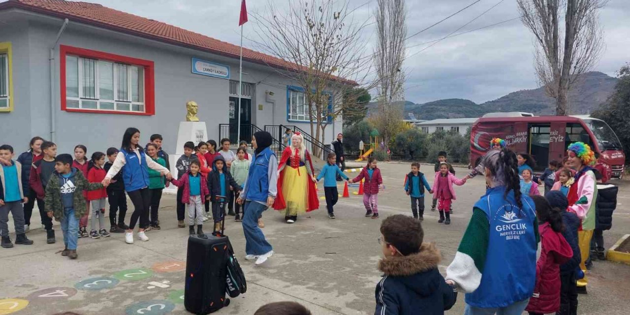 Germencik’te gönüllü gençler, ilkokul öğrencilerine yönelik etkinlik düzenledi