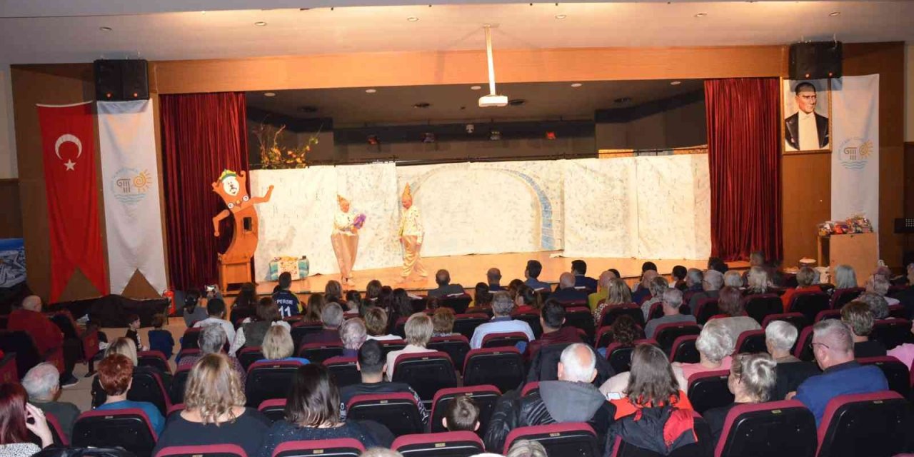 Didim’deki yabancı uyruklu vatandaşlar ihtiyaç sahibi okullar için sahneye çıktı