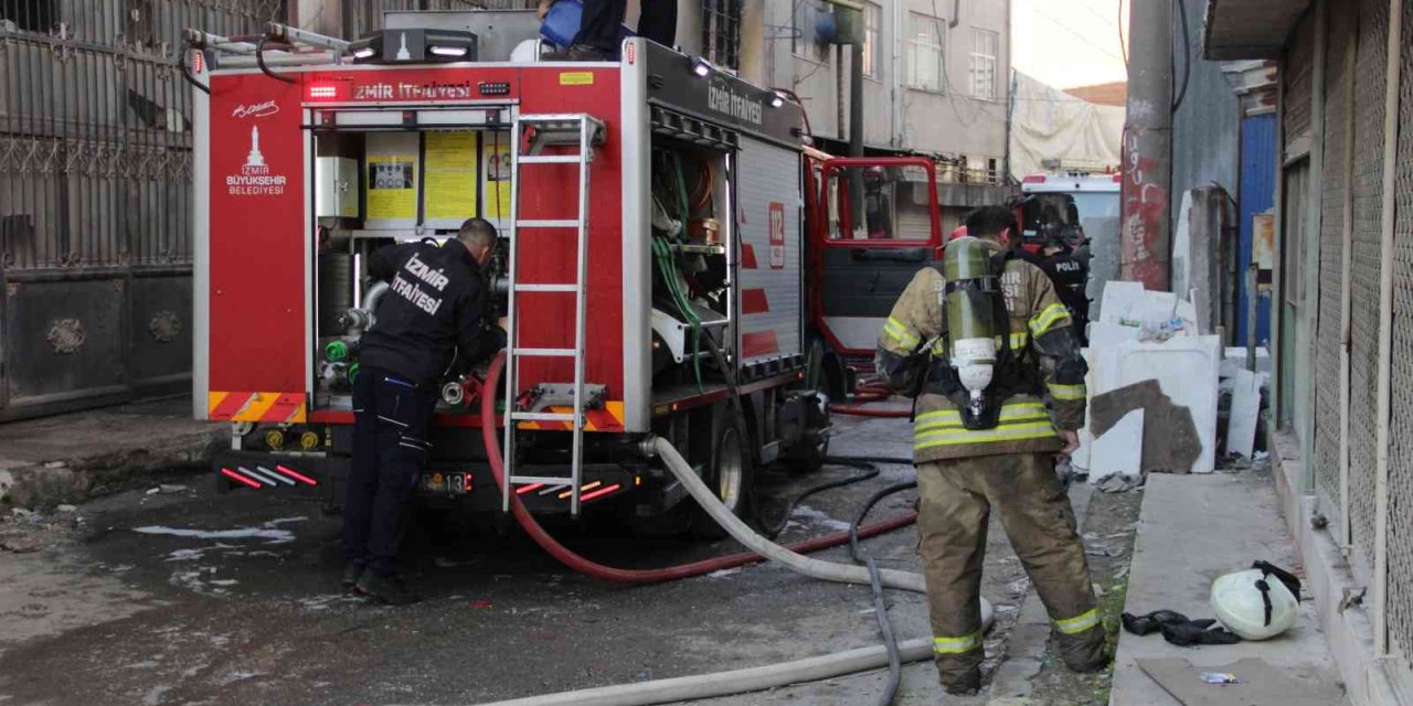 İzmir’de sünger atölyesinde korkutan yangın