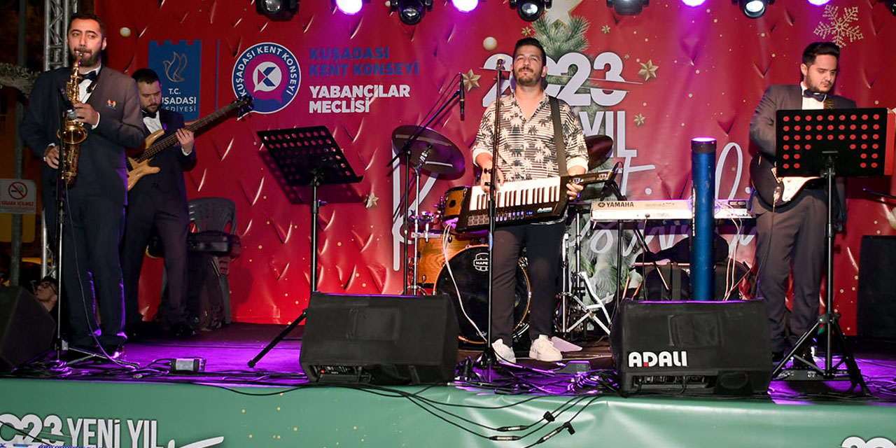 Kuşadası’nda Kış Festivali renkli görüntülere sahne oldu
