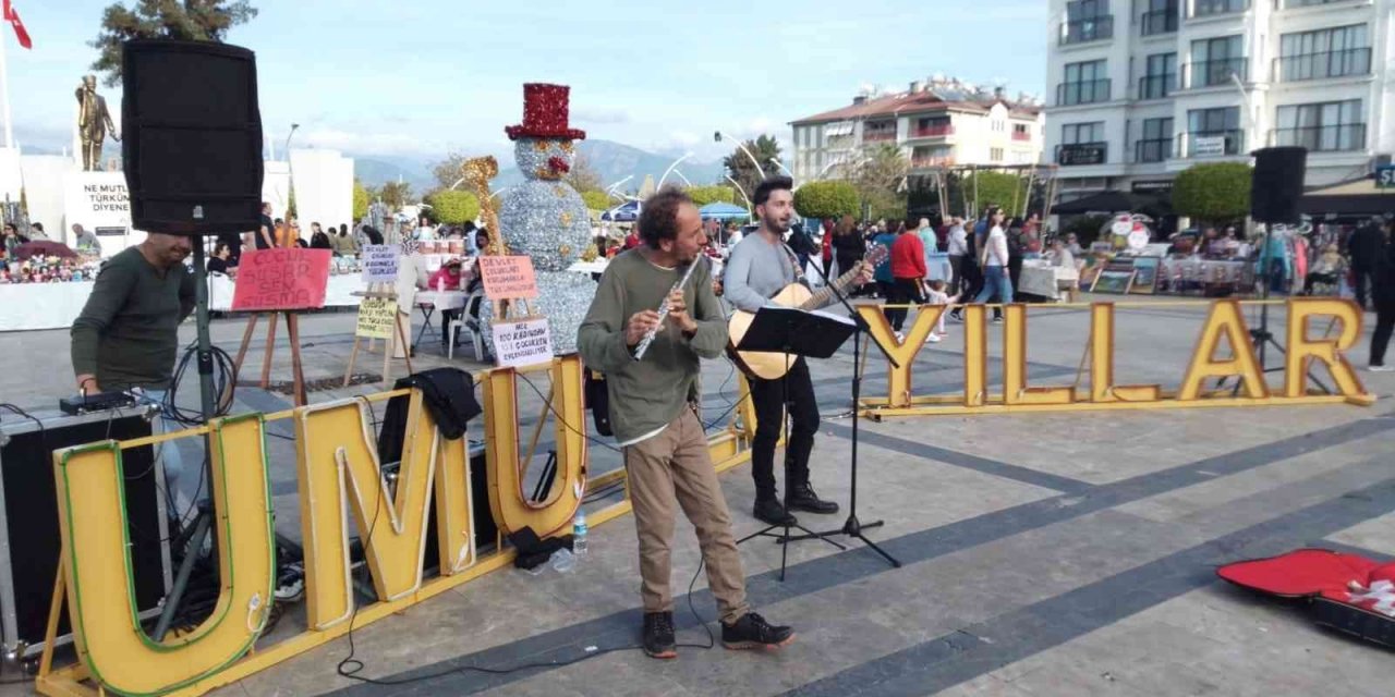 Fethiye’de yeni yıl pazarı kuruldu