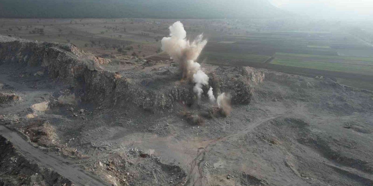 Dev kayalar dinamitle parçalandı