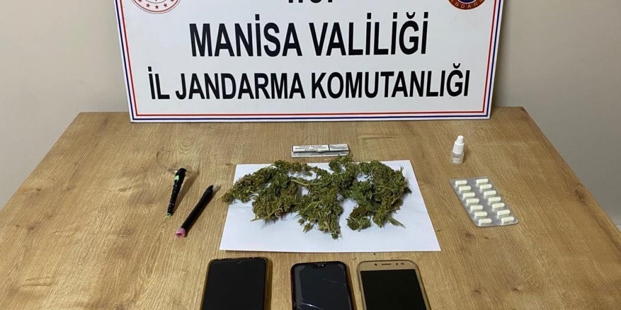 Durdurulan araçta esrarla yakalandılar