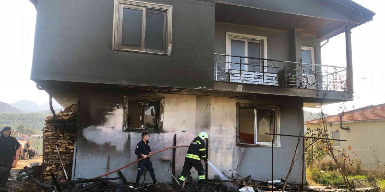 Çakmak ile oynayan çocuklar evi yakıyordu