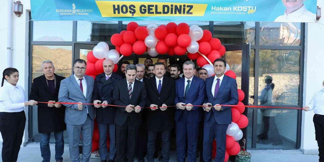 Bergama’da bir okul açıldı, bir okulun da temeli atıldı