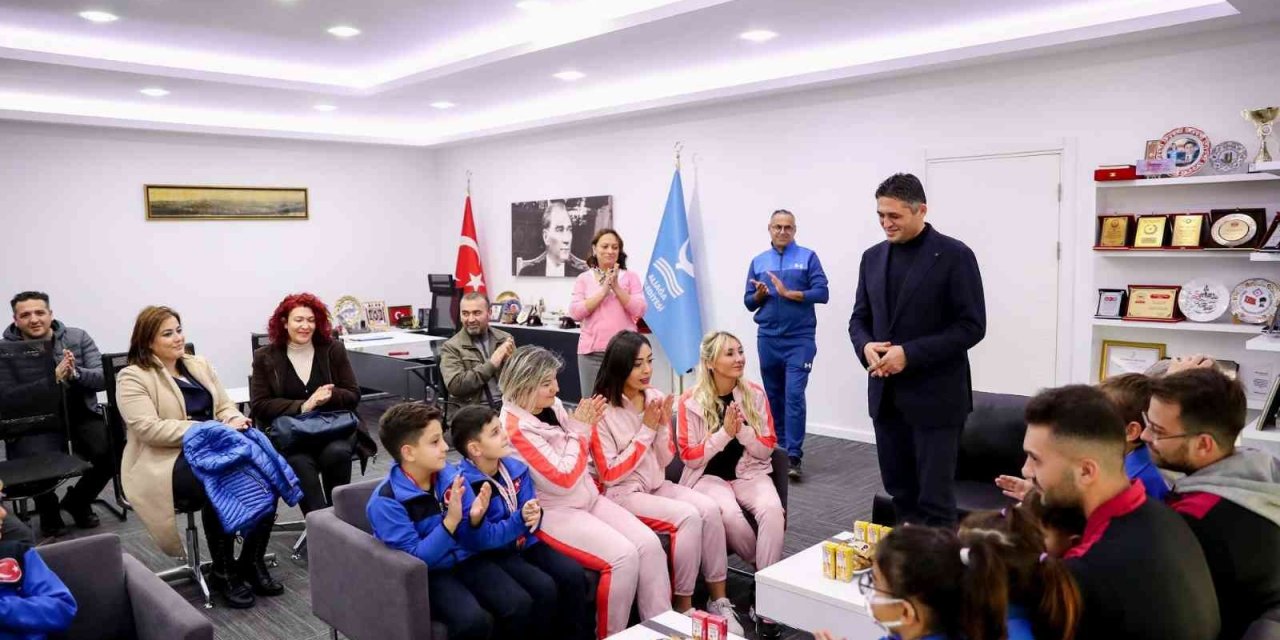 Aliağalı minik yüzücülerden dikkat çeken performans