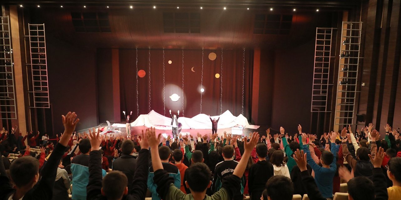 Yüzlerce minik ilk kez tiyatro izleme fırsatı buldu