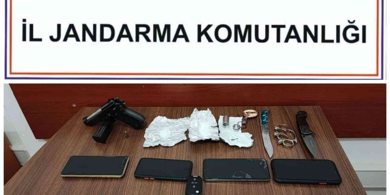 Jandarma şüpheli araçta silah ve kesici alet ele geçirdi