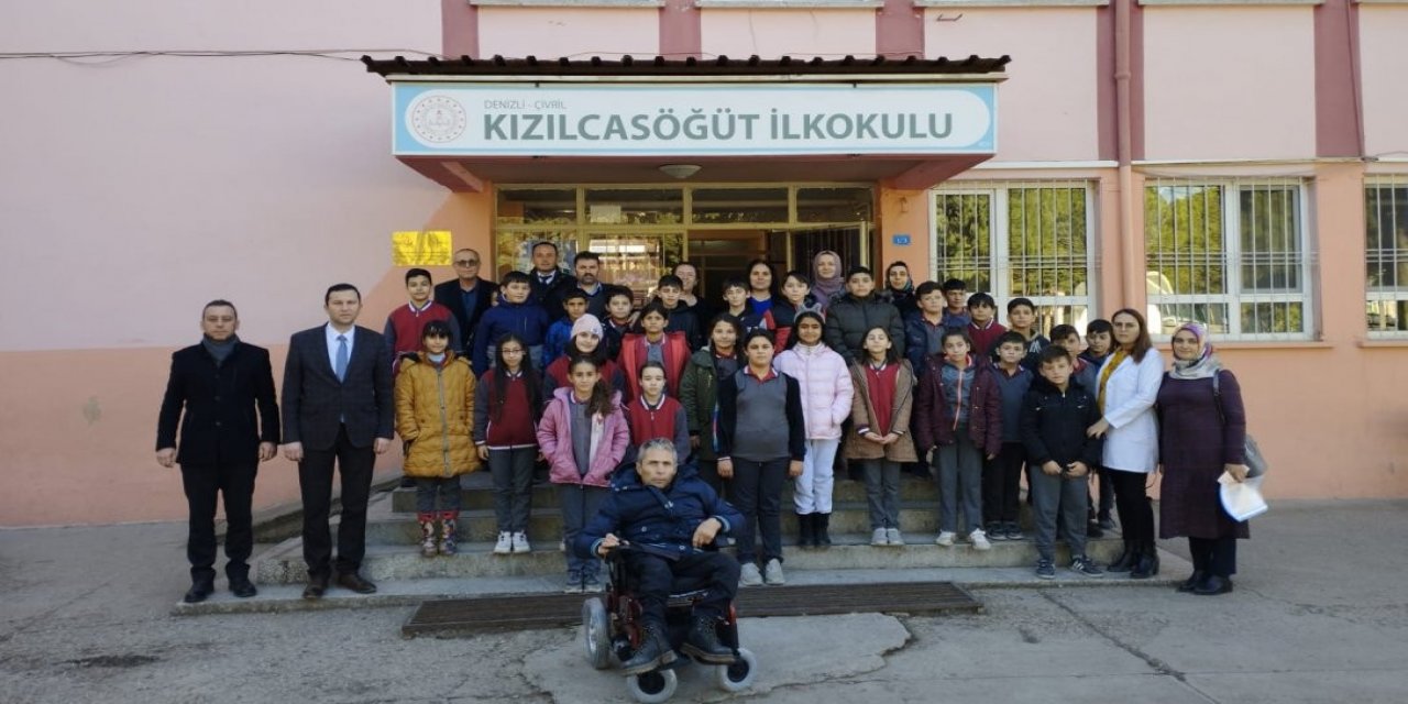 Topladıkları kapaklarla tekerlekli sandalye aldılar