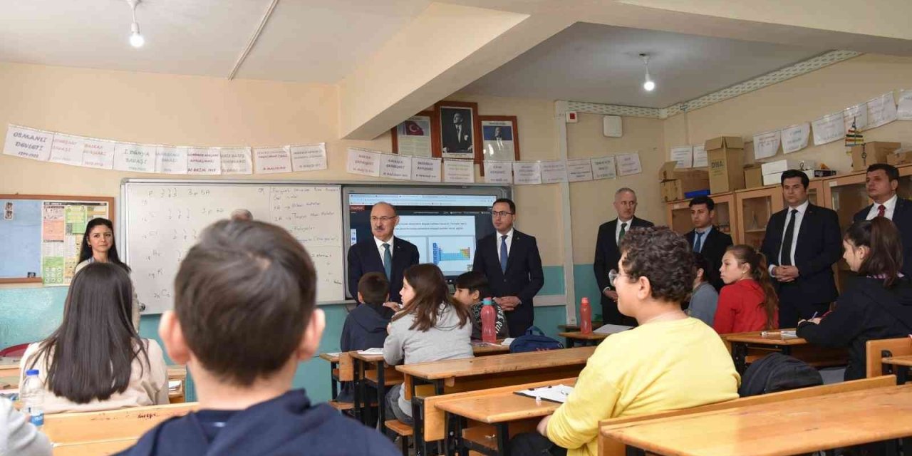 Vali Karadeniz Köprübaşı ilçesinde incelemelerde bulundu