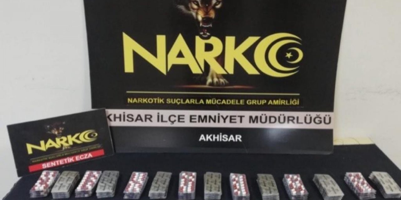Polisi görünce uyuşturucu dolu poşeti arabanın camından attı