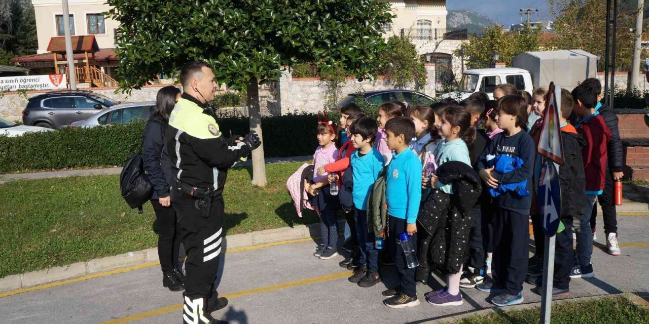 Marmaris’te öğrencilere motor ve bisiklet kullanım kuralları anlatıldı