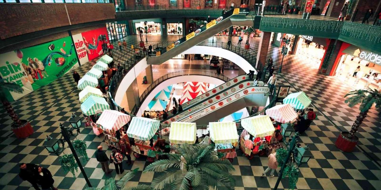 Bayraklı’da kadınlar el emeği ürünlerini satışa sundu