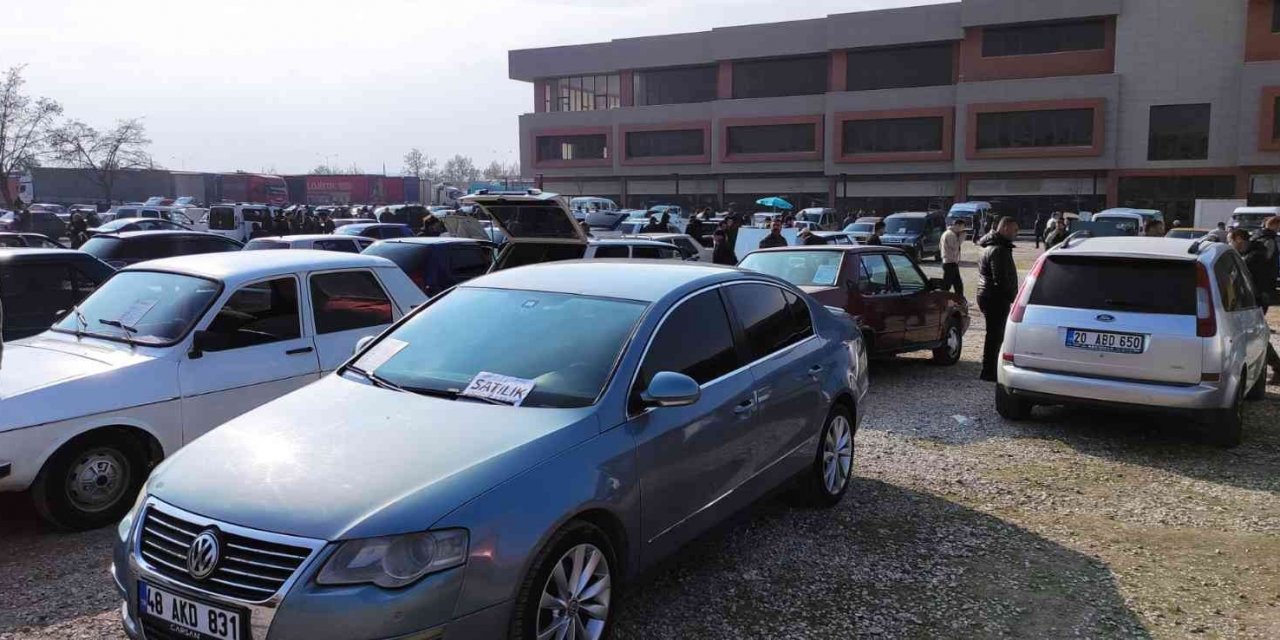 Yılbaşı öncesi oto pazarında yoğunluk