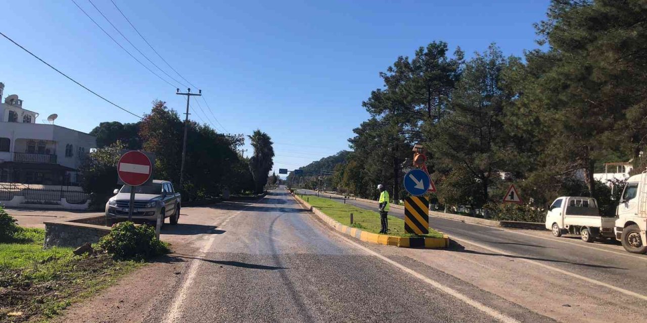 Minibüs yoldan çıkarak iş yeri duvarına çarptı: 6 yaralı