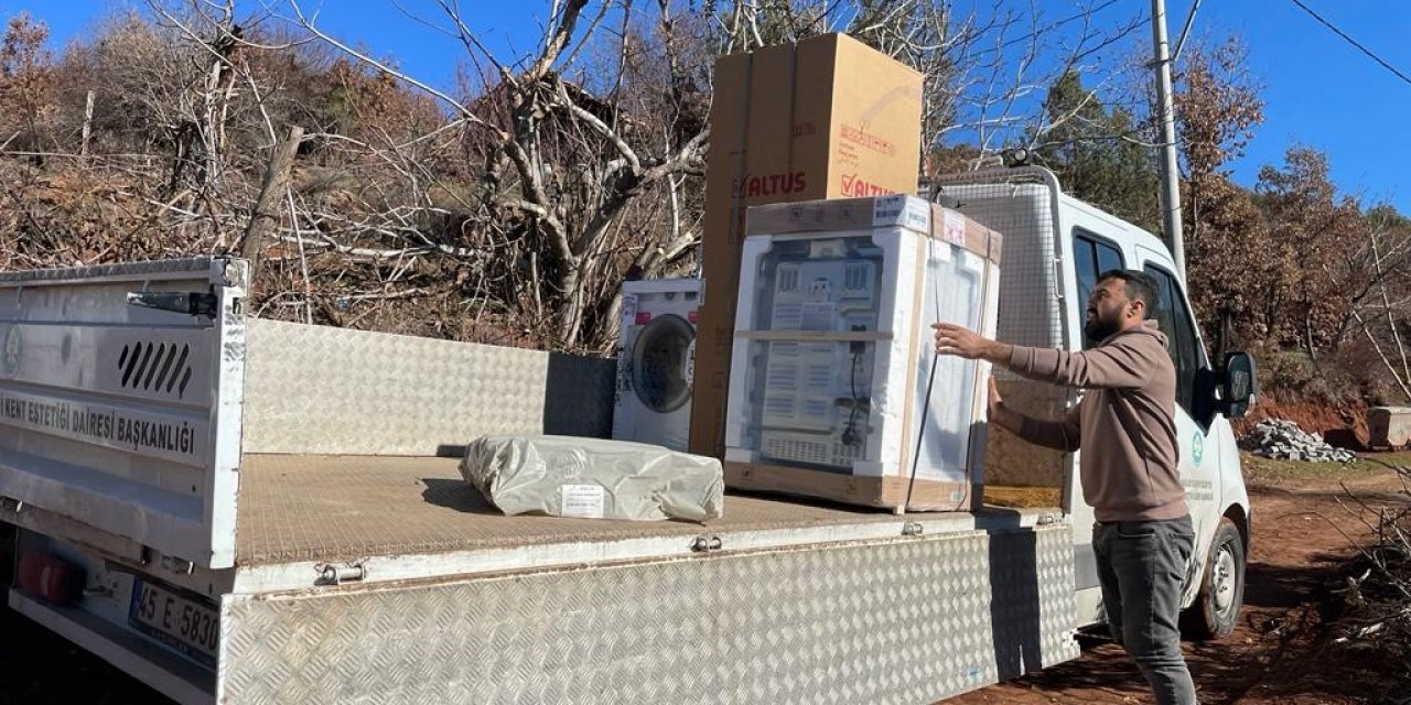 Evi yanan Gördesli ailenin yüzü büyükşehirle güldü