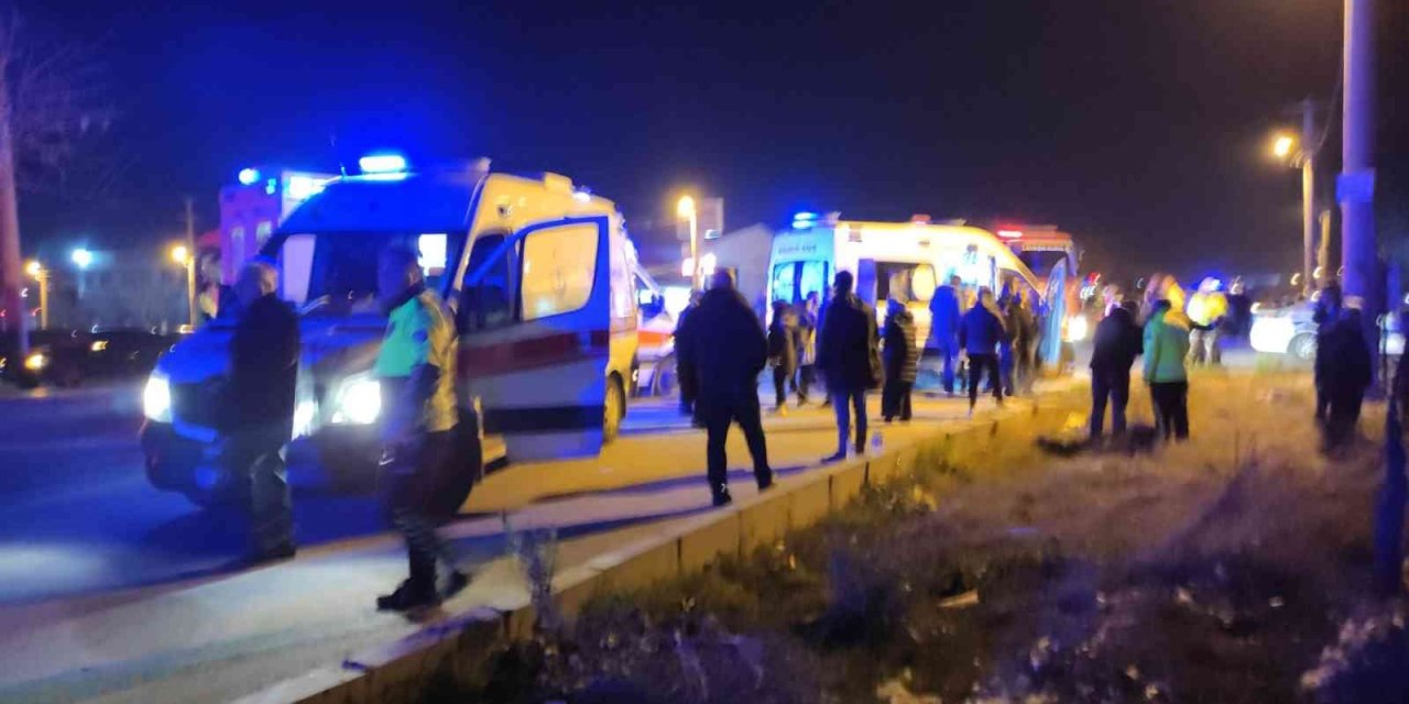 Tır ile servis minibüsü çarpıştı; 1 ölü 11 yaralı