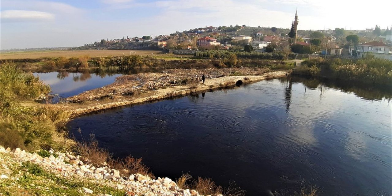 Büyük Menderes Nehri çöp akıyor