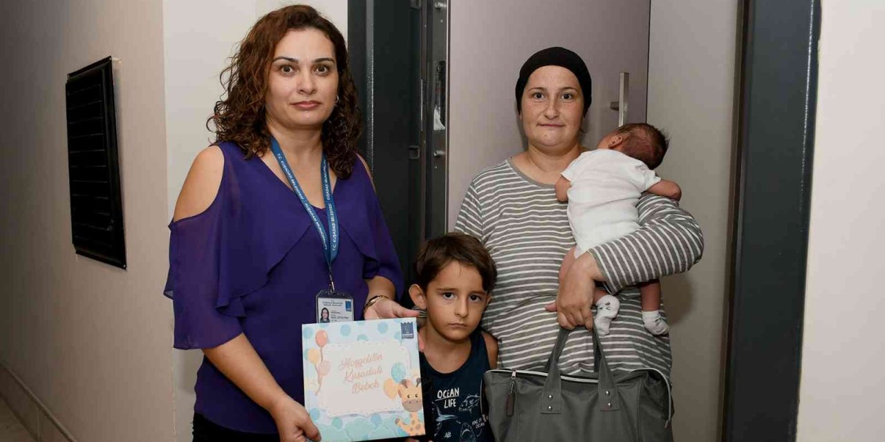 Kuşadası Belediyesi’nden 280 bebeğe hoşgeldin ziyareti