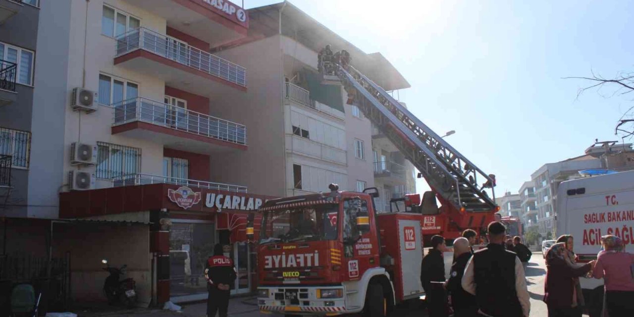 Yangın nedeniyle çatıda mahsur kalan 8’i çocuk 13 kişi kurtarıldı