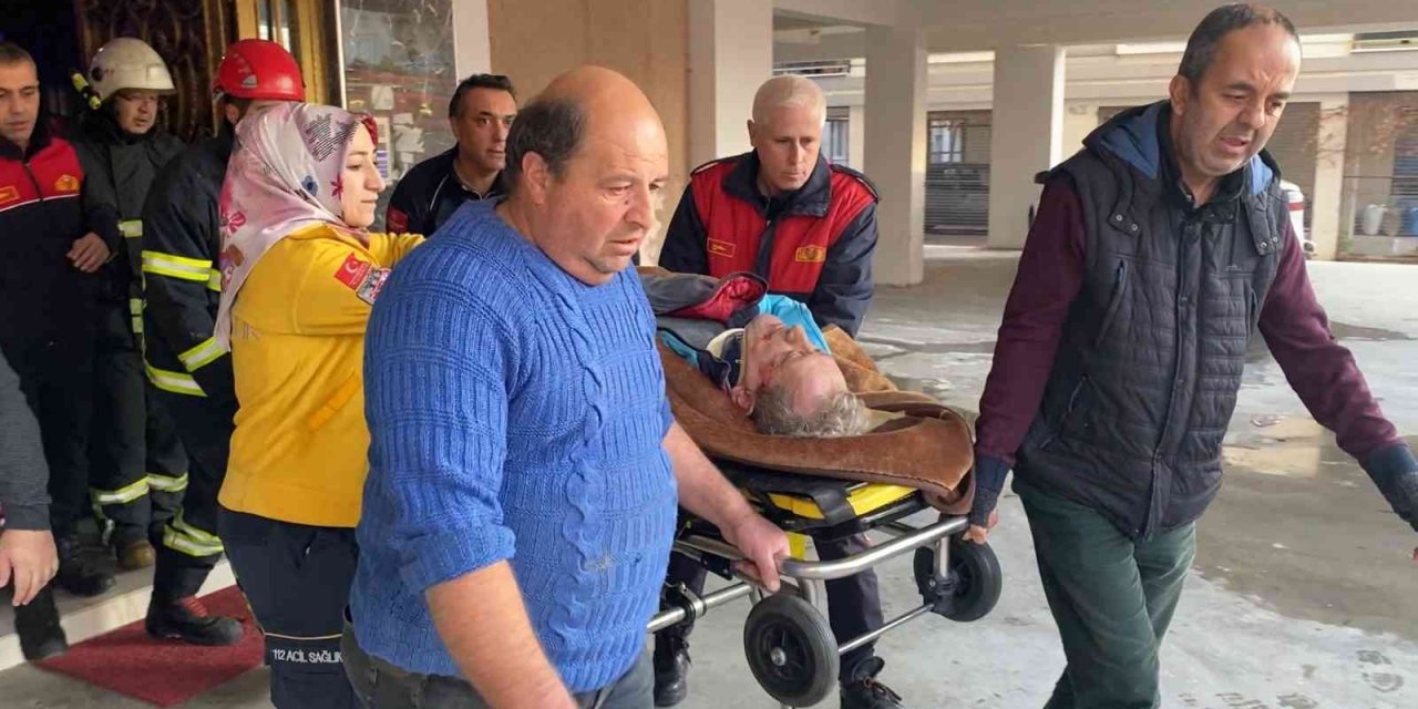 15 metre yükseklikten apartman boşluğuna düşen tesisatçı ağır yaralandı