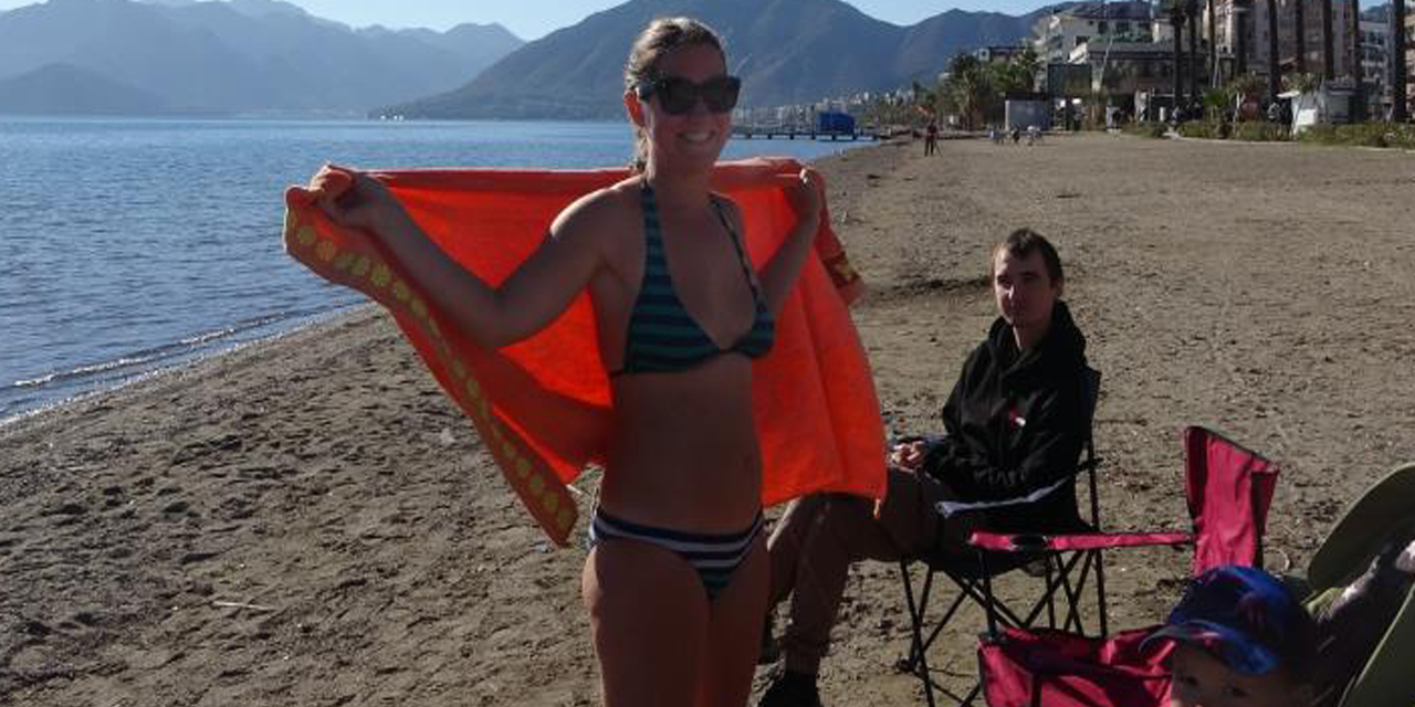 Ülkenin doğusunda kar, Marmaris’te deniz keyfi