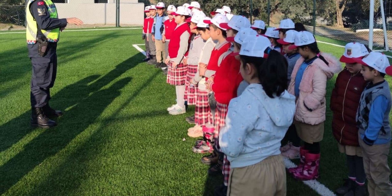 Jandarmadan öğrencilere okul servisi eğitimi