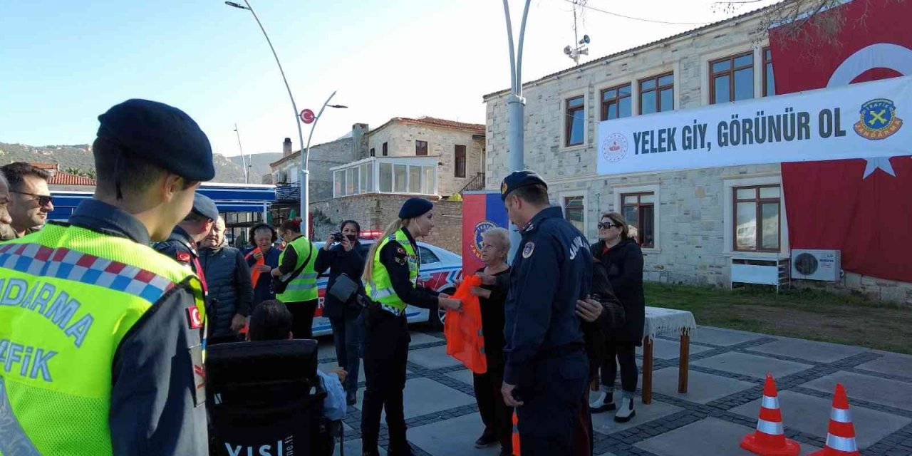 Foça Jandarma’dan sürücülere reflektif yelek dağıtımı