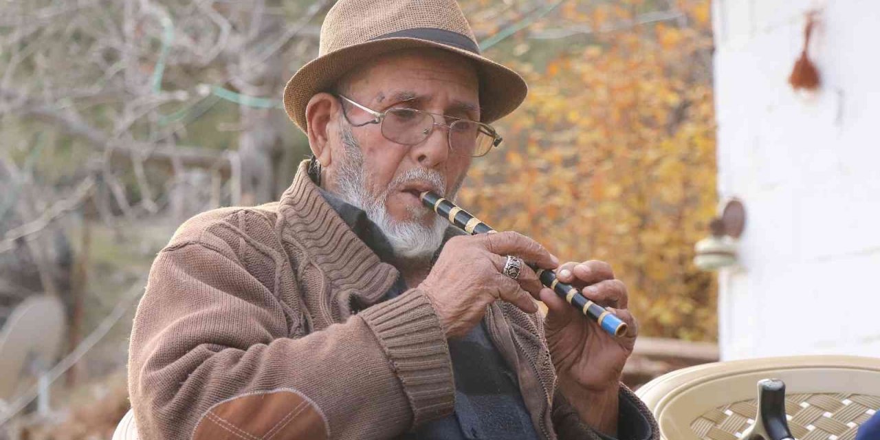 90 yaşındaki usta 82 yıldır kaval, 50 yıldır ise sipsi çalıyor