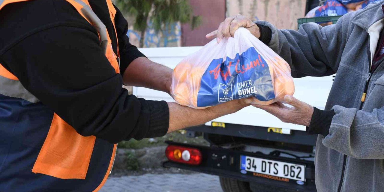 Kuşadası Belediyesi 1 haftada 5 ton mandalinayı ihtiyaç sahiplerine ulaştırdı