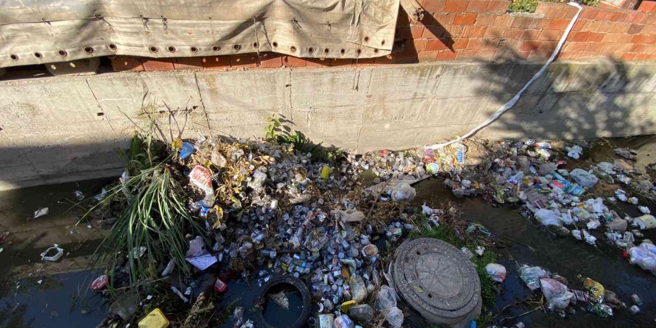 Derelere atılan tonlarca çöp temizlendi