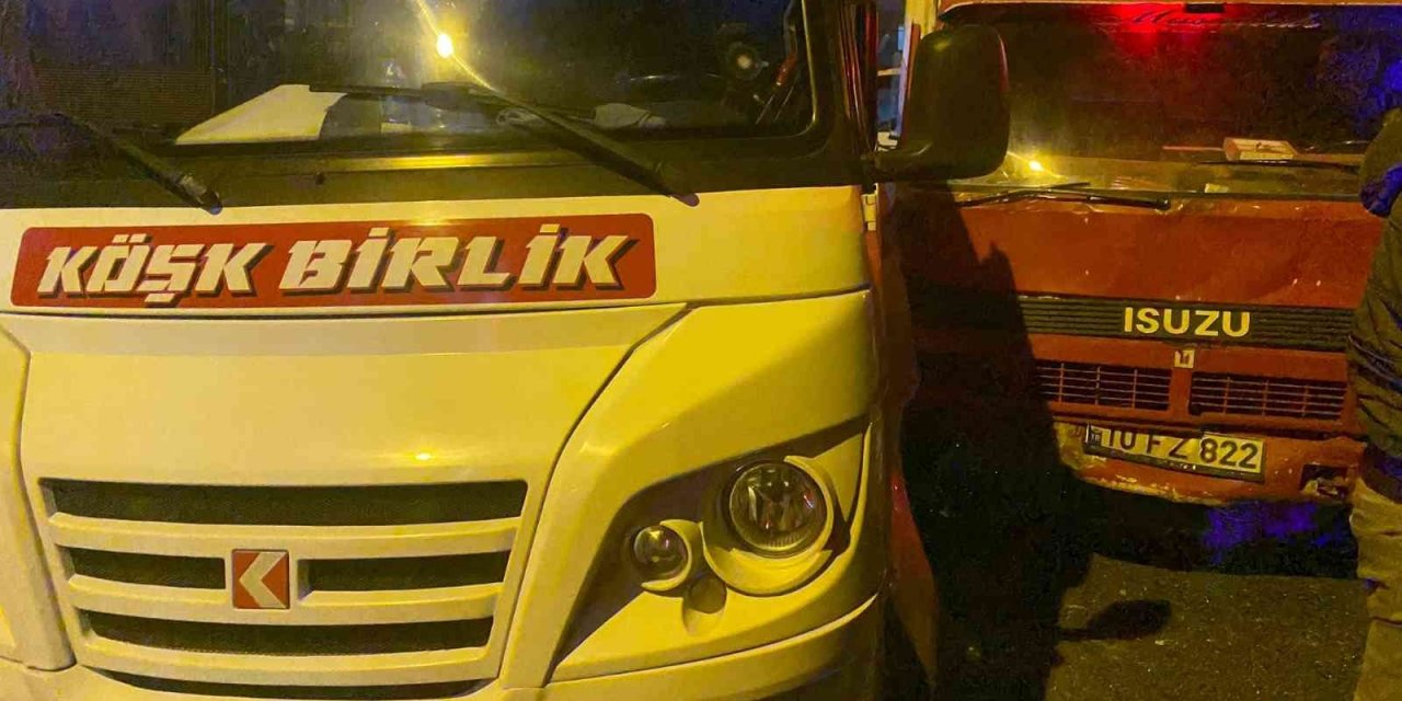 Kamyon ile çarpışan minibüste sıkışan şoför, itfaiye tarafından kurtarıldı