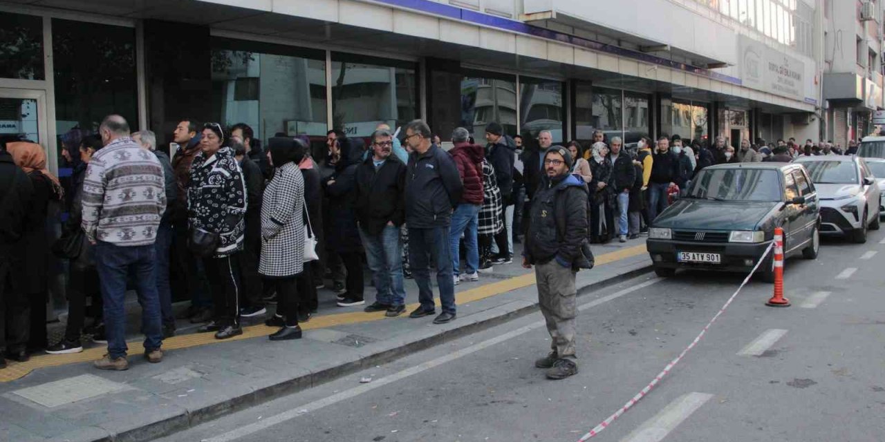 İzmir’de EYT kuyruğu