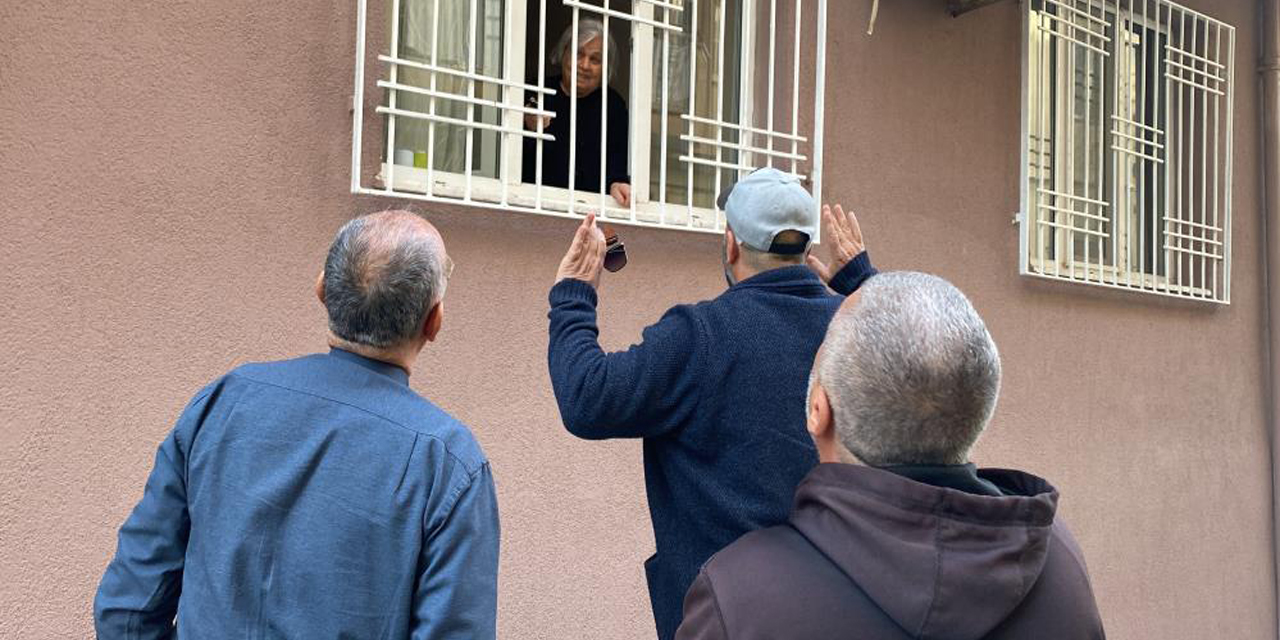 Dolandırıcıların hedefi olan yaşlı kadın, polis dahil kimseye kapıyı açmadı